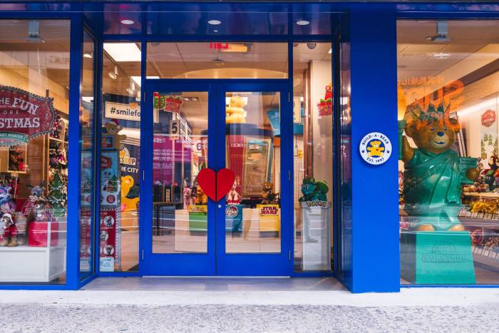Shopping and Dining in the 34th Street District